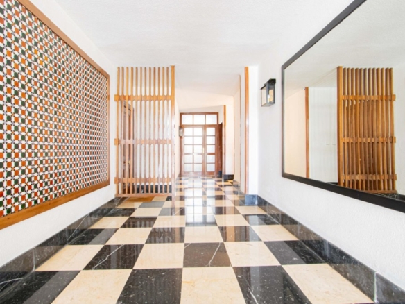 Imagen 4 de Preciosa vivienda REFORMADA en c/ Ópera Carmen con garaje y piscina comunitaria