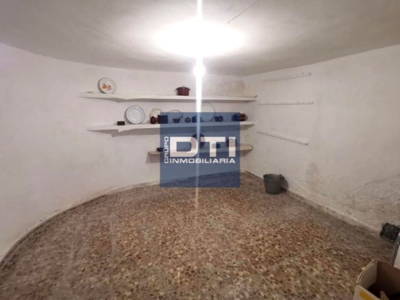 Imagen 4 de Casa Balazote 200 m² reformar • 3 hab • Salón chimenea • Cámara • Patio con cocinilla y chimenea. Albacete