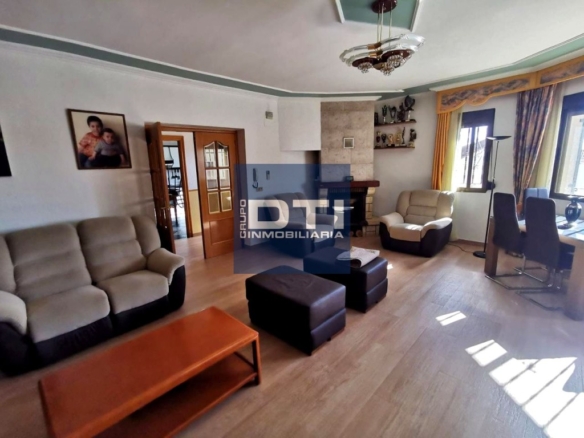 Imagen 1 de Chalet 2 plantas 4 hab 3 baños • 2 chimeneas • Terraza • Garaje • Cocina con despensa. Balazote (Albacete)