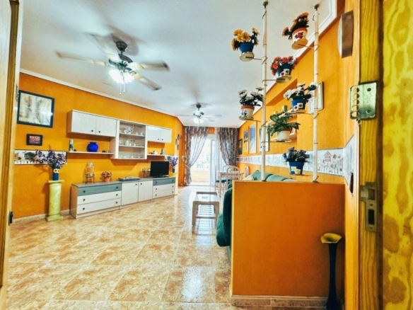 a solo 500 metros de la playa La Roqueta