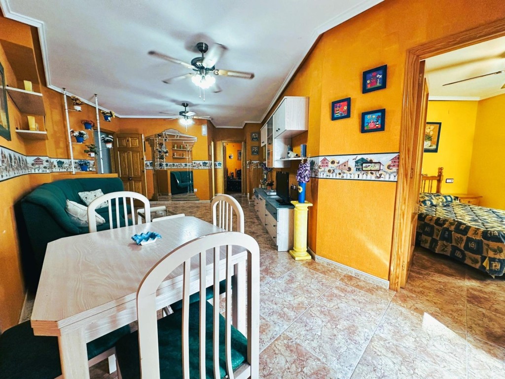 a solo 500 metros de la playa La Roqueta