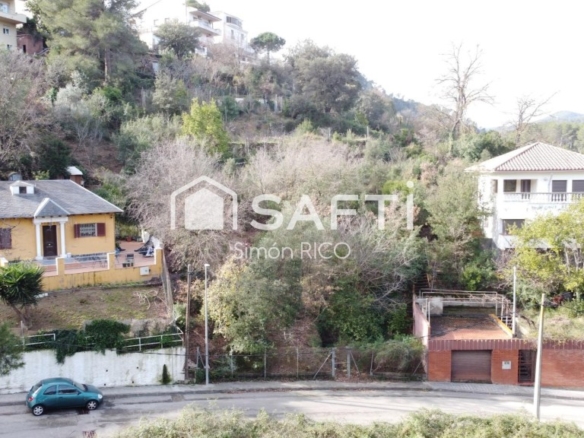 Imagen 2 de TERRENO COMPLETO EN CERVELLÓ A 18 MIN DE BCN