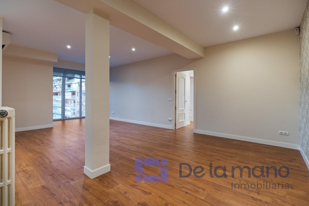 Imagen 1 de ESPECTACULAR PISO REFORMADO TOTALMENTE EXTERIOR EN EL MEJOR BARRIO DE MADRID