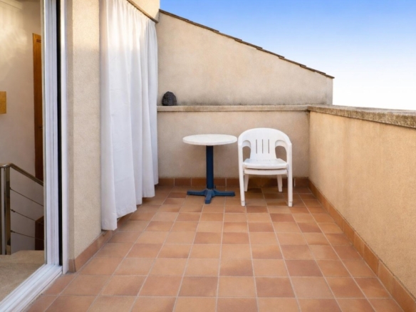 Imagen 1 de Dúplex de 3 hab. en finca seminueva en venta en Manresa junto al Passeig de Pere III con terraza privada