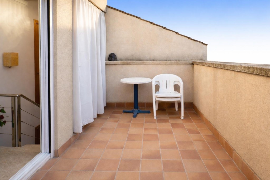 Imagen 1 de Dúplex de 3 hab. en finca seminueva en venta en Manresa junto al Passeig de Pere III con terraza privada