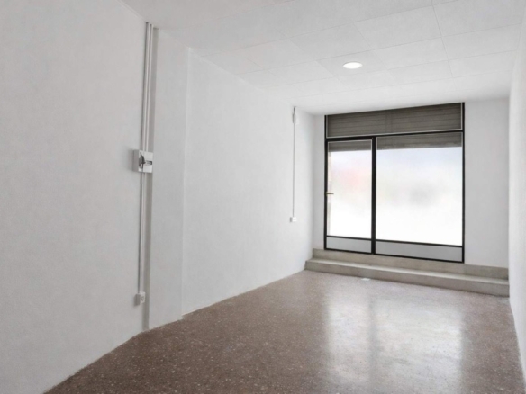 Imagen 2 de Local comercial con escaparate en zona Sagrada Familia