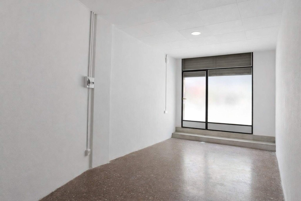 Imagen 2 de Local comercial con escaparate en zona Sagrada Familia