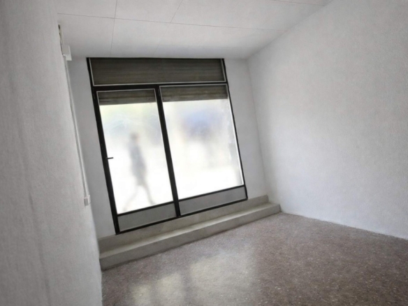 Imagen 4 de Local comercial con escaparate en zona Sagrada Familia