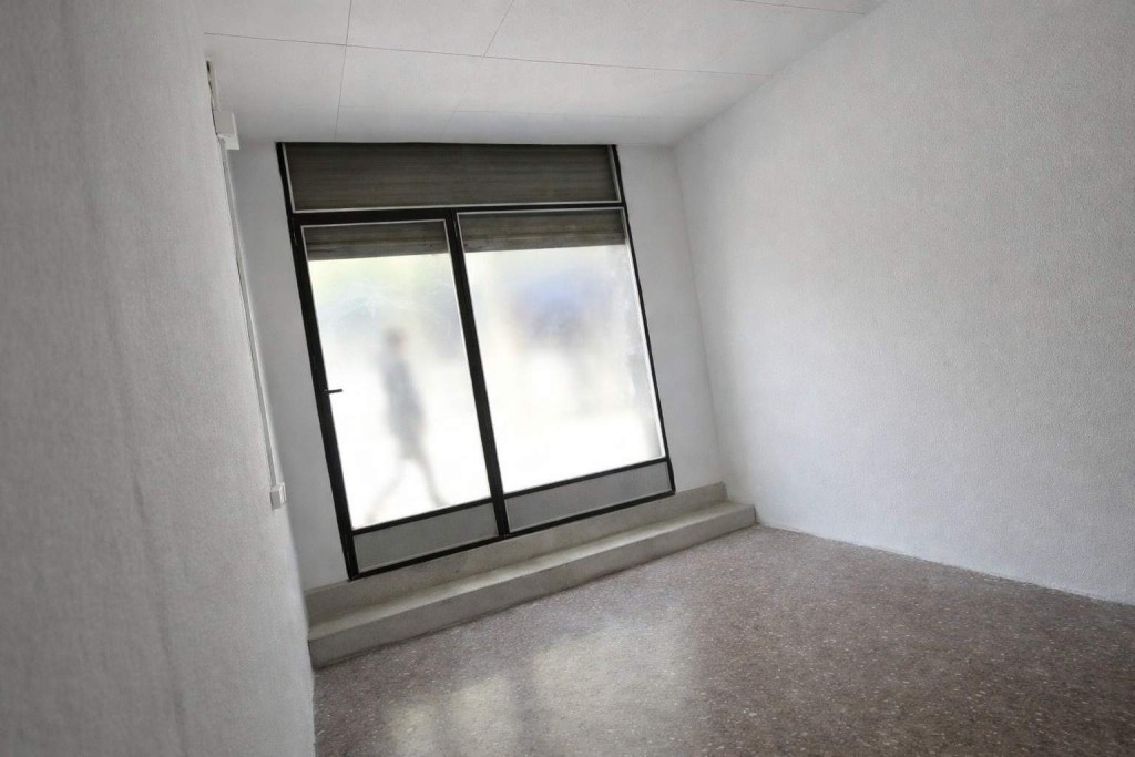 Imagen 4 de Local comercial con escaparate en zona Sagrada Familia