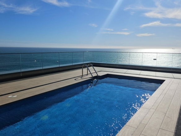 Imagen 1 de Estancia frente al mar: obra nueva con piscina en Badalona