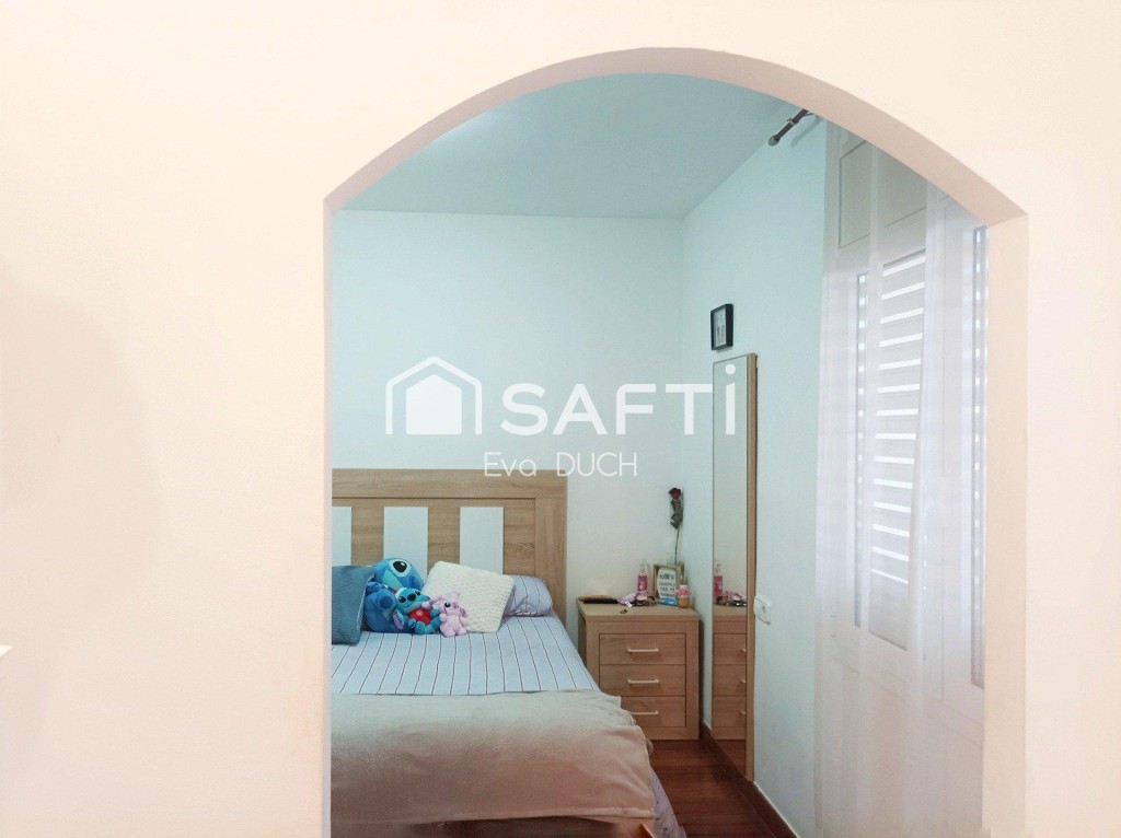 piscina y placas solares en Sant Gregori.