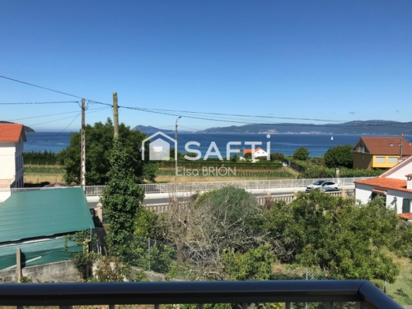 una finca urbana junto al mar.