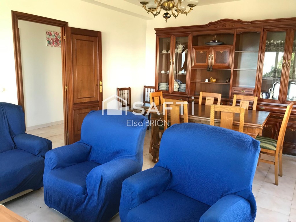 una finca urbana junto al mar.