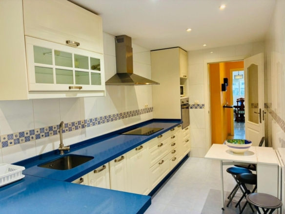 Imagen 2 de Piso de 3 dormitorios con garaje y trastero en urbanización con piscina en Las Lagunas