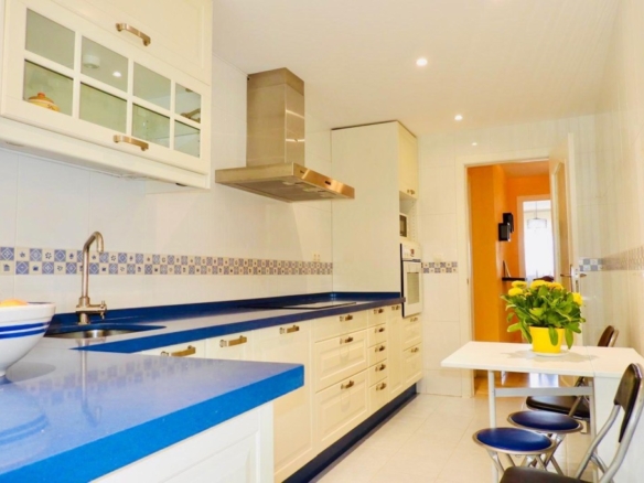 Imagen 3 de Piso de 3 dormitorios con garaje y trastero en urbanización con piscina en Las Lagunas