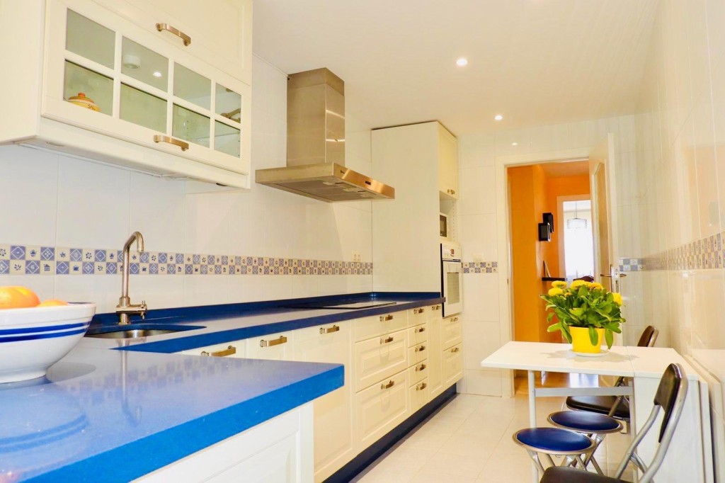 Imagen 3 de Piso de 3 dormitorios con garaje y trastero en urbanización con piscina en Las Lagunas