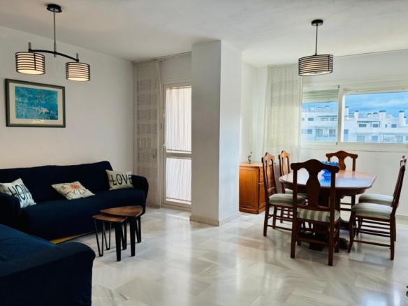 Imagen 4 de Piso de 3 dormitorios con garaje y trastero en urbanización con piscina en Las Lagunas