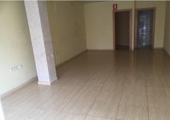 Imagen 3 de Local en planta baja con acceso directo desde la calle – ¡Ideal para tu negocio en Cubelles!