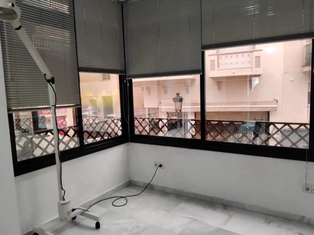 Imagen 3 de Piso de 3 dormitorios en la calle principal de Almuñécar provincia Granada España