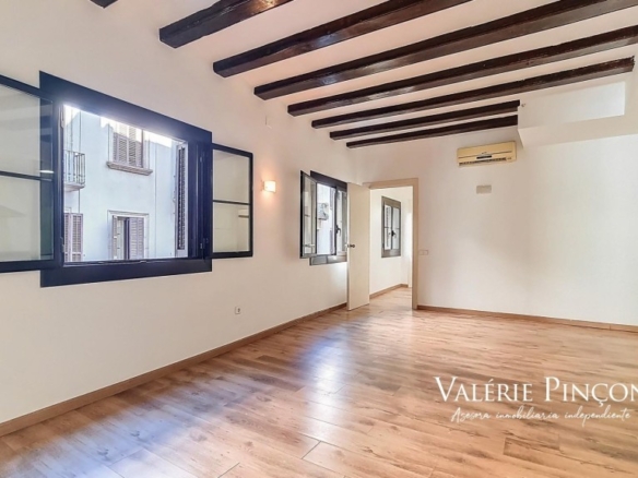 junto a la Plaza Real