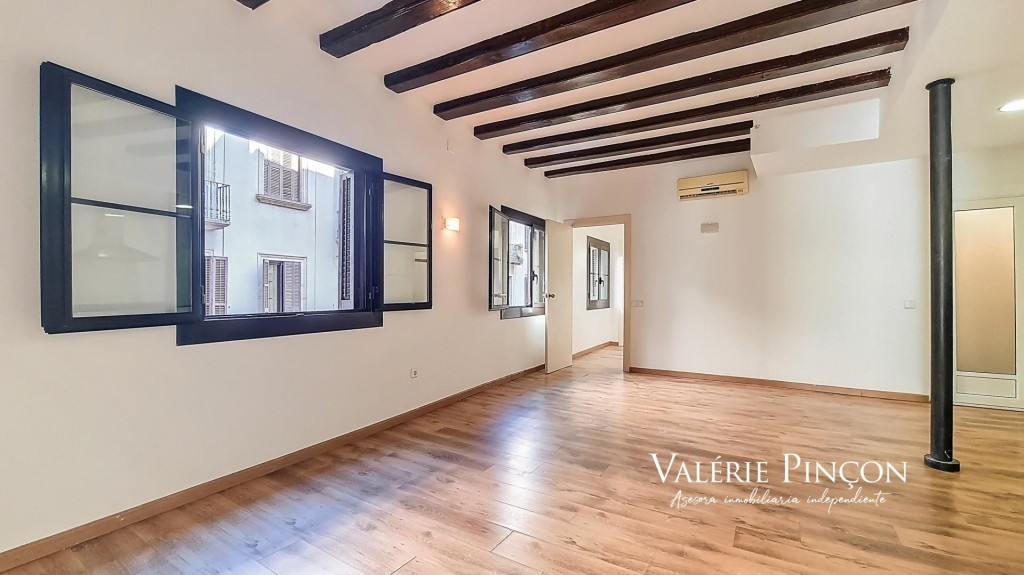 junto a la Plaza Real