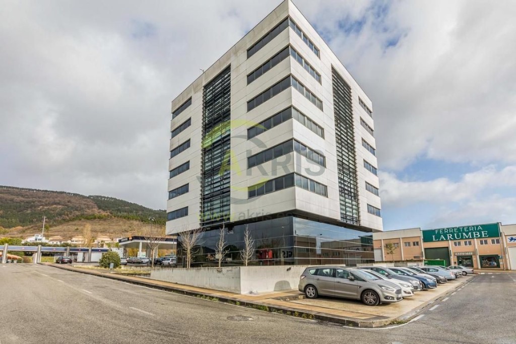 Imagen 1 de OPORTUNIDAD!! LOCAL 93 m² + 2 PLAZAS GARAJE EN BERRIOPLANO