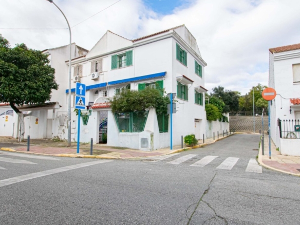 Imagen 2 de Bonita Casa Adosada de Esquina en Mairena del Aljarafe