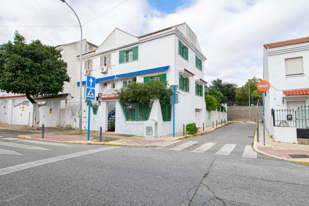 Imagen 2 de Bonita Casa Adosada de Esquina en Mairena del Aljarafe