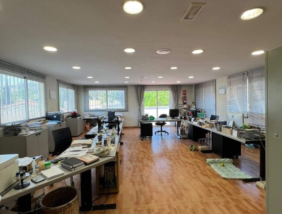 Imagen 2 de Se alquila oficina en Horta-Valle Hebrón