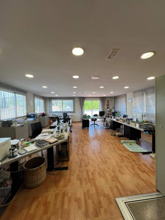 Imagen 2 de Se alquila oficina en Horta-Valle Hebrón