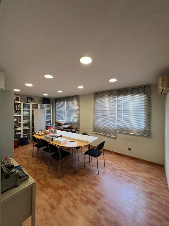 Imagen 3 de Se alquila oficina en Horta-Valle Hebrón