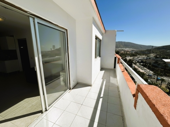 Imagen 2 de Acogedor apartamento con terraza y vistas al mar en Playa de las Américas