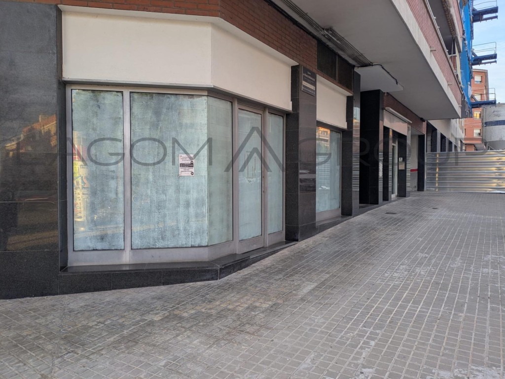 Imagen 2 de Local esquinero en Viladecans con gran visibilidad – Amplios escaparates y salida de humos