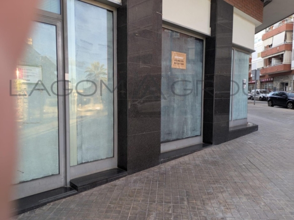 Imagen 4 de Local esquinero en Viladecans con gran visibilidad – Amplios escaparates y salida de humos