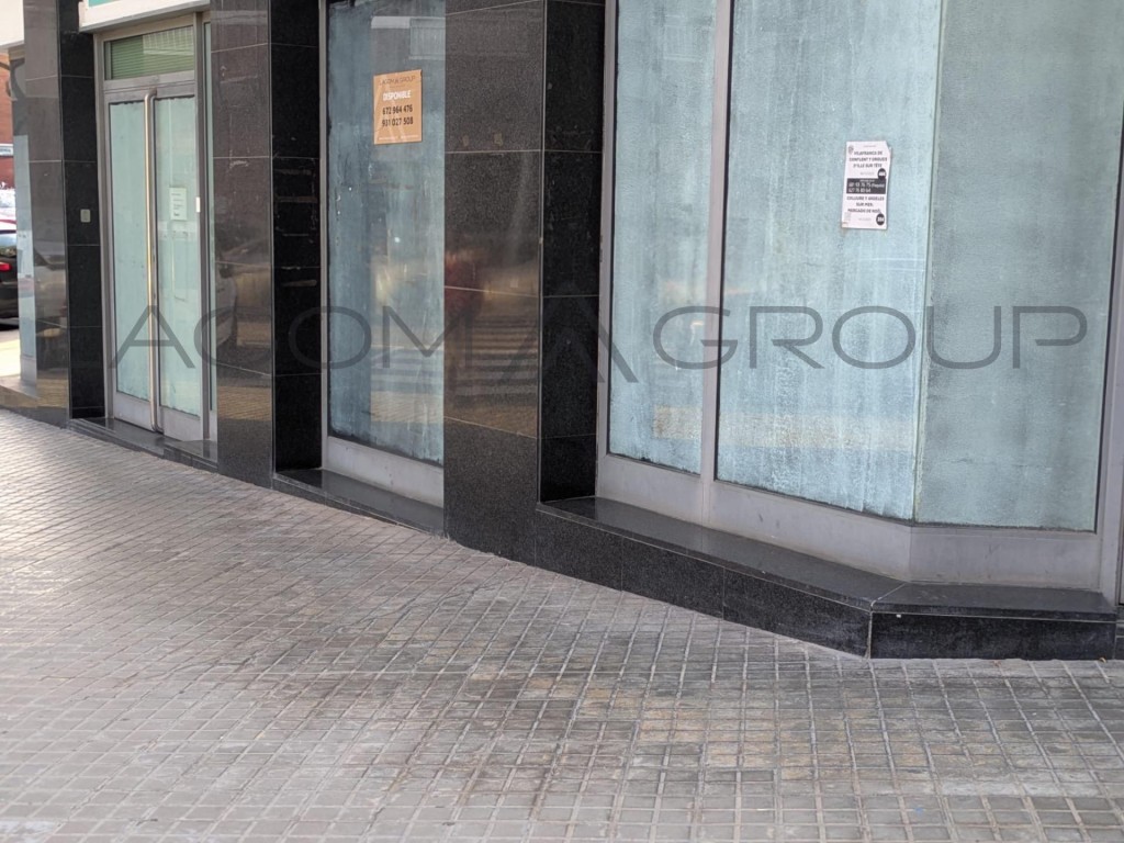 Imagen 1 de Local esquinero en Viladecans con gran visibilidad – Amplios escaparates y salida de humos