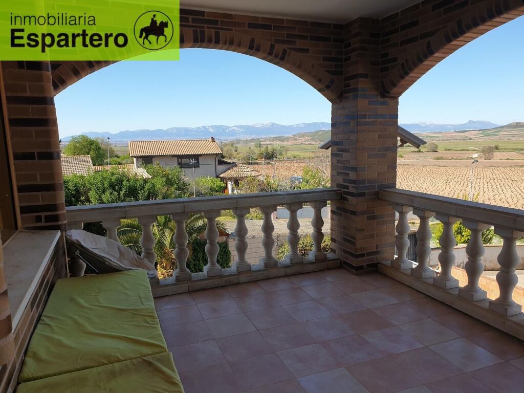 Imagen 1 de Impresionante Pareado en Entrena - Amplios Espacios y Comodidades