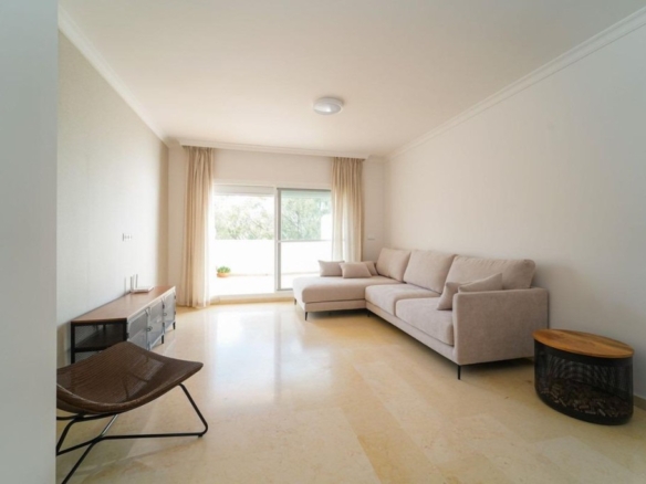 Imagen 1 de Ático de Elviria: Un Refugio Exclusivo en Marbella