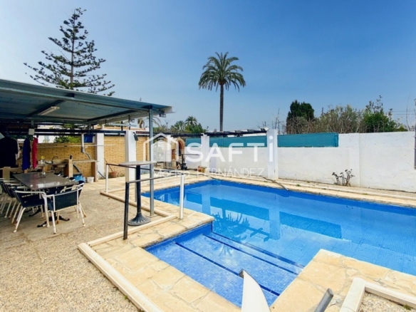 Imagen 2 de CHALET EN VILLAJOYOSA CON PISCINA Y GRAN PARCELA EN PRIMERA LINEA DE PLAYA -- SIN COMISIÓN DE COMPRA--