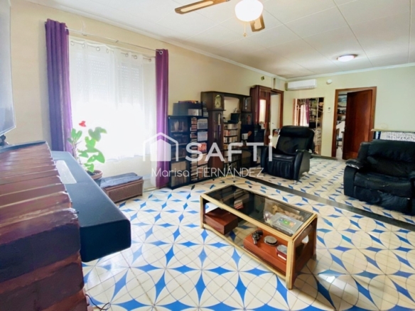 Imagen 4 de CHALET EN VILLAJOYOSA CON PISCINA Y GRAN PARCELA EN PRIMERA LINEA DE PLAYA -- SIN COMISIÓN DE COMPRA--