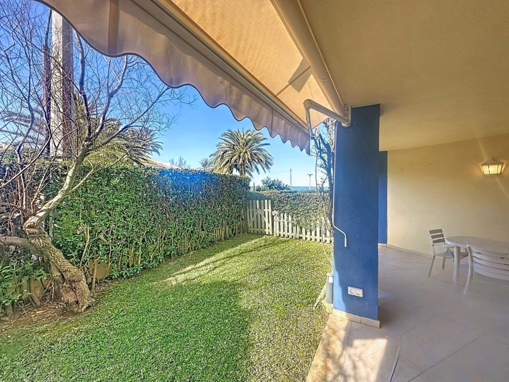 Imagen 1 de Primera línea de playa con jardín privado y acceso directo al mar en Las Marinas