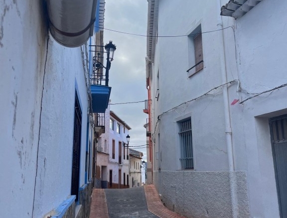 Imagen 3 de Casa pareada de cuatro dormitorios en pleno centro de Teresa de Cofrentes