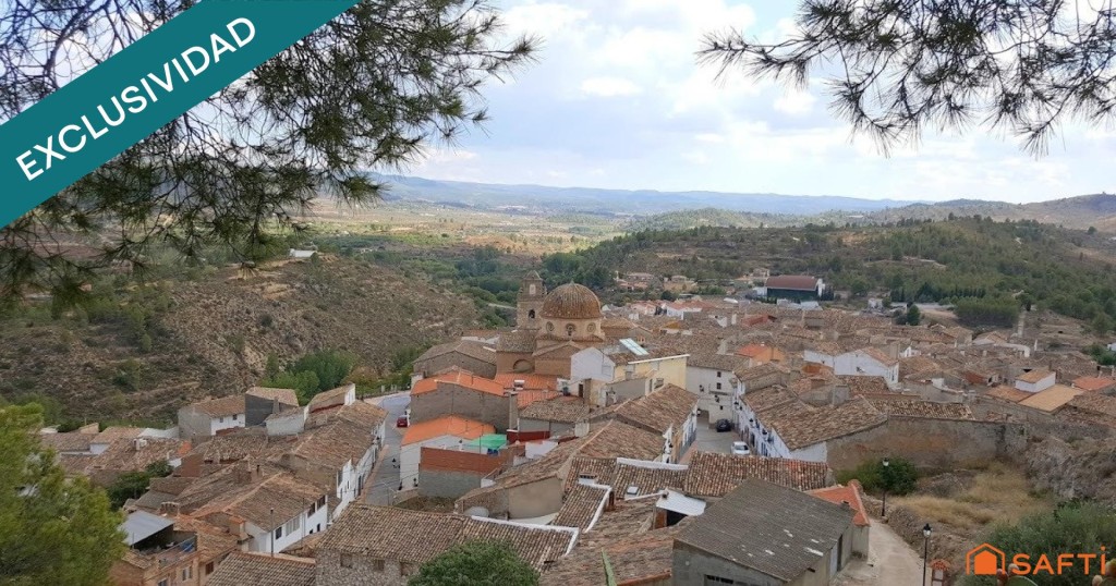 Imagen 1 de Casa pareada de cuatro dormitorios en pleno centro de Teresa de Cofrentes