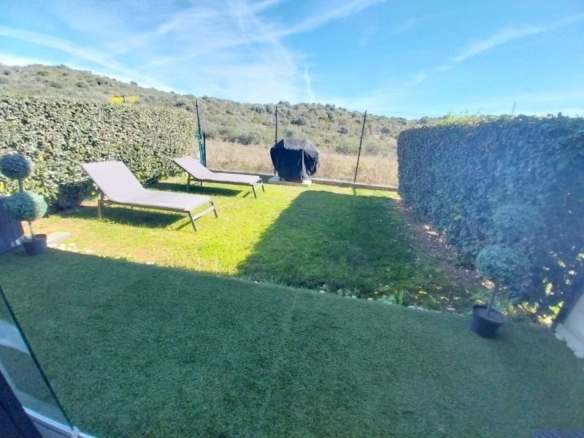 Imagen 2 de EXCLUSIVO BAJO RENOVADO Y AMUEBLADO CON GRAN JARDÍN PRIVADO – EN LA COSTA DEL SOL