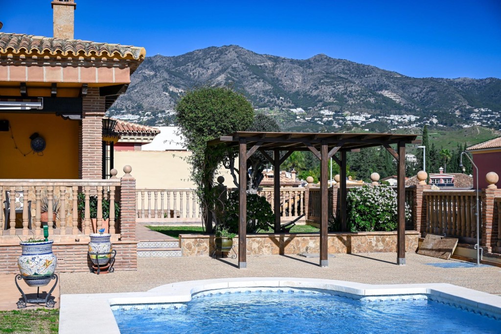Imagen 3 de Villa en Campo de Mijas : Elegancia y potencial único