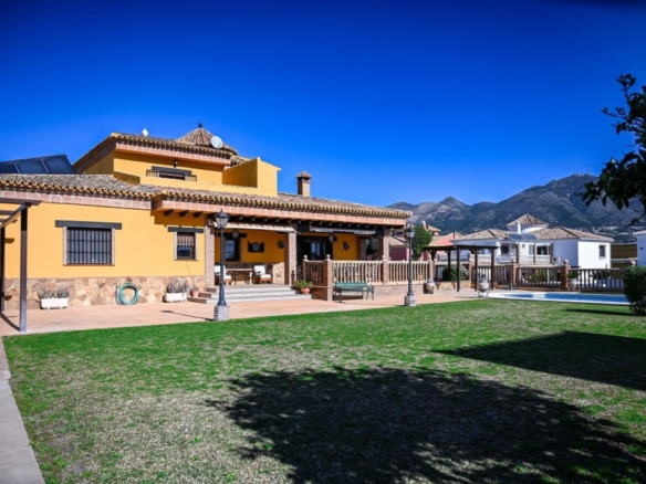 Imagen 4 de Villa en Campo de Mijas : Elegancia y potencial único