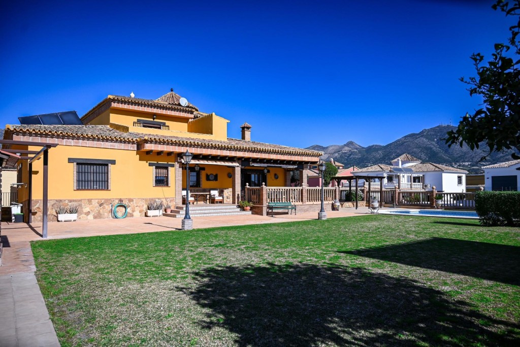 Imagen 4 de Villa en Campo de Mijas : Elegancia y potencial único