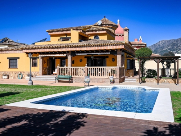 Imagen 1 de Villa en Campo de Mijas : Elegancia y potencial único