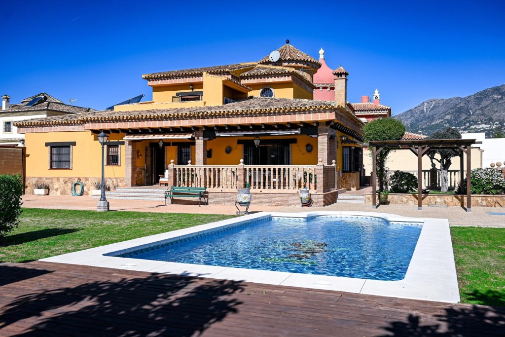 Imagen 1 de Villa en Campo de Mijas : Elegancia y potencial único