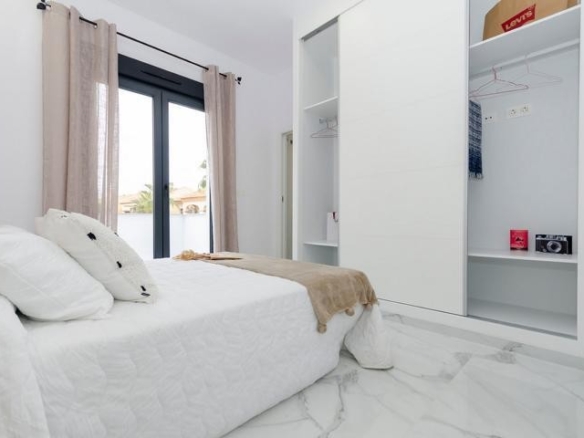 Imagen 2 de Venta de villa en Torrevieja