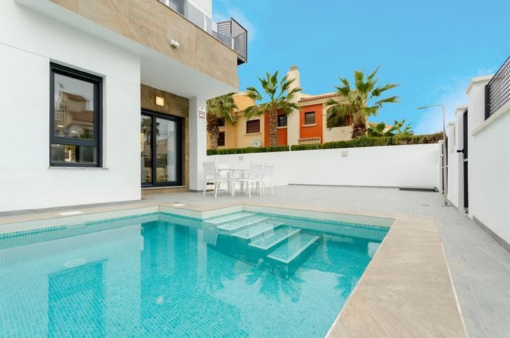 Imagen 1 de Venta de villa en Torrevieja